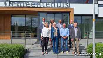 Zeven gedecoreerden in spe stappen volle raadszaal binnen