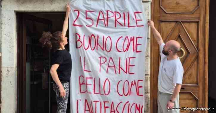 Striscione antifascista davanti alla panetteria, fornaia identificata dalla polizia ad Ascoli Piceno