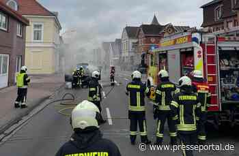 FW-AUR: Auto fängt während der Fahrt Feuer