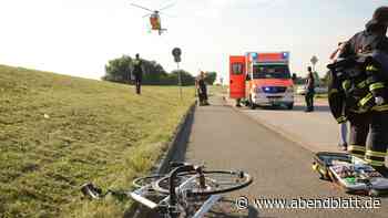 Rennradfahrer kracht in geparktes Auto – Lebensgefahr