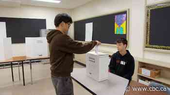 Winnipeg students hold mock vote ahead of federal election