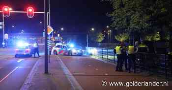 Politie achtervolgt auto van A1 tot bedrijventerrein: bestuurder rijdt hekwerk kapot in Barneveld