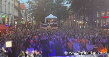 Minuut stilte voor overleden Jonnie Boer tijdens koningsnacht Zwolle: ‘Familie voelt steun’