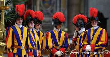 De Zwitserse Garde: ouderwetse outfits, moderne wapens en een heel karig loon