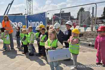 Kleine Bob de Bouwers leggen eerste steen van nieuwe school Kruipuit