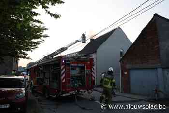 Schouwbrand verspreidt zich naar dak: woning zwaar beschadigd