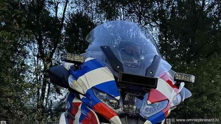 Man parkeert auto in het donker midden op de weg, met de deur open