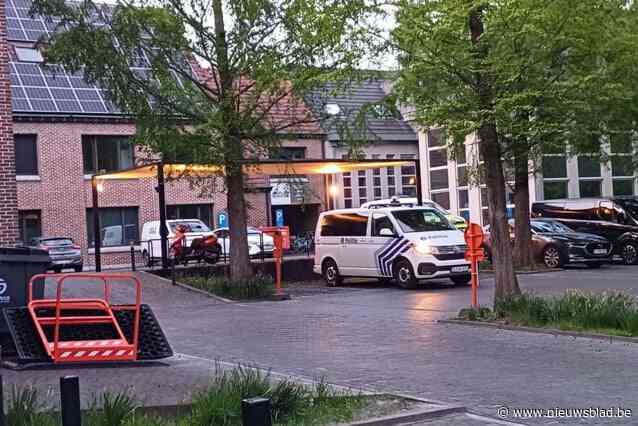 Man die vijftiger uit het niets aanviel na cafébezoek was onder invloed: “Hij brabbelde iets en stak daarna met een mes”