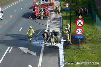 Bestelwagen brandt  uit langs Expresweg: inzittenden komen met de schrik weg