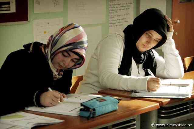 Hoofddoekenverbod zorgt voor onrust op Gentse school: “Dit ondergraaft de toekomst van onze leerlingen”