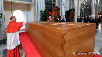 Pontifex in Basilika bestattet: Trauernde verabschieden Papst Franziskus mit Applaus