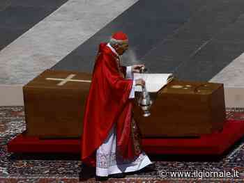 "Chiediamo a te di pregare per noi". L'omelia del cardinale Re ai funerali di Francesco