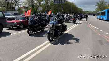 Mit Sowjet-Fahnen und Z-Symbol: Putins "Nachtwölfe" starten Motorradkonvoi nach Berlin