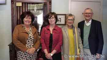 Dochters Lut en Agnes Peeters schenken unieke klompenkast aan Klompenmuseum: “Hier hoort ze thuis, voor het nageslacht”