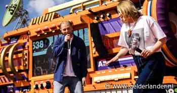 Studenten verrast met gouden plaat bij 538 Koningsdag: 10 miljoen streams voor nummer Lotje