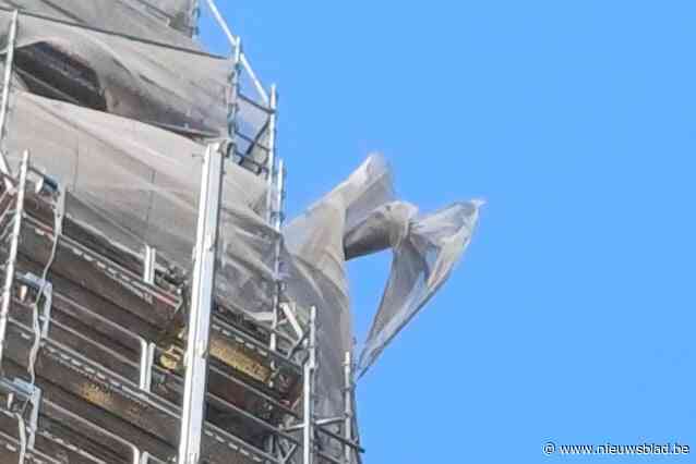 Voorwerp dat dreigt te vallen is wapperend doek