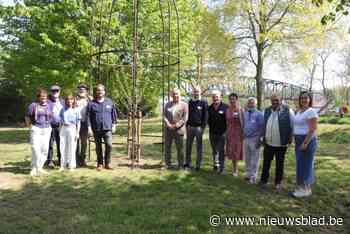 Landschapskunstwerk pronkt voortaan langs Dender: “Het prikkelt wandelaars om het landschap op een unieke manier te ervaren”