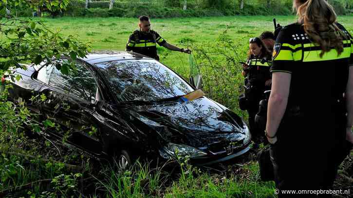 Dronken bestuurder crasht door prikkeldraad, verwijdert kenteken en vlucht