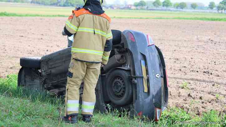 Man rijdt met twee kinderen in de auto de sloot in