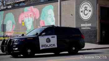 1 dead, another injured after large fight in downtown Calgary neighbourhood