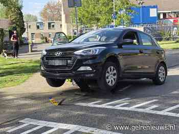 Automobilist knalt frontaal op paal van wegversmalling