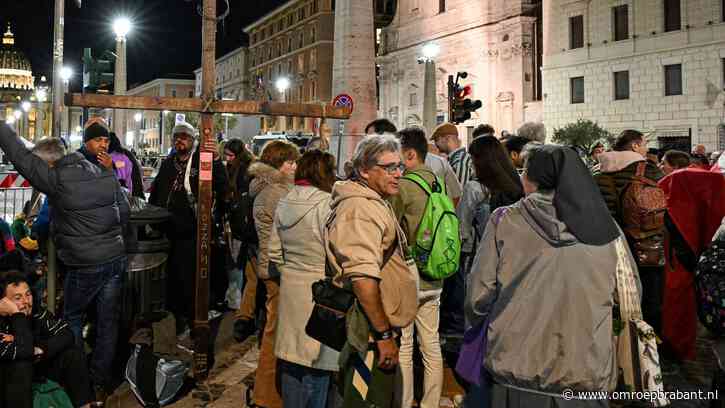Jeroen wilde zo graag bij uitvaart paus zijn dat hij buiten op plein sliep
