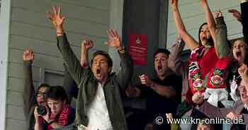 Wrexham steigt wieder auf, Eigentümer Ryan Reynolds jubelt