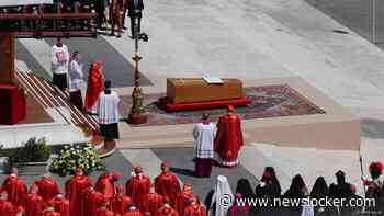 In beeld | Honderdduizenden mensen nemen afscheid van paus Franciscus
