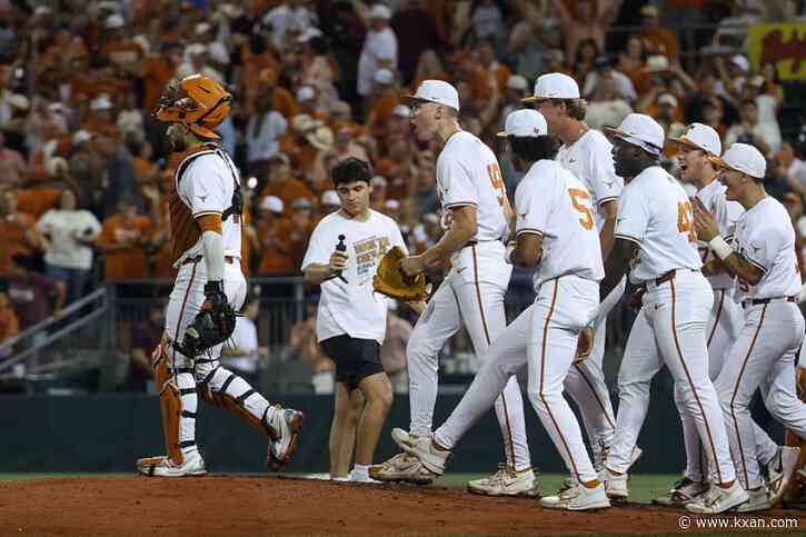 Another one: Texas tops Texas A&M by 1 run again to win Lone Star Showdown series