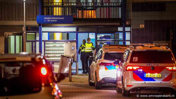 Politie massaal naar flat na melding overval, afzetting in trappenhuis