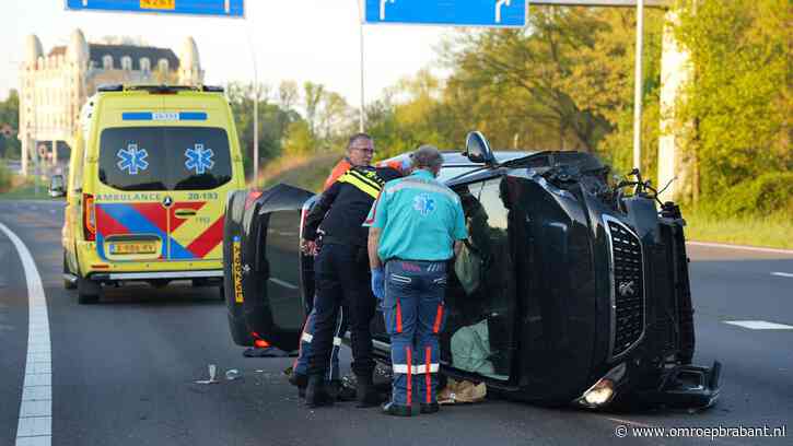 Auto rijdt lantaarnpaal uit de grond en crasht, lachgascilinder gevonden