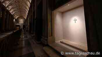 Viele Trauernde am Grab von Papst Franziskus erwartet