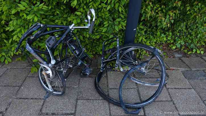 Vandalen gooien fiets op het spoor, trein rijdt er vol tegenaan