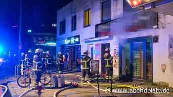 Nach Ladenschluss: Dichter Rauch dringt aus Supermarkt