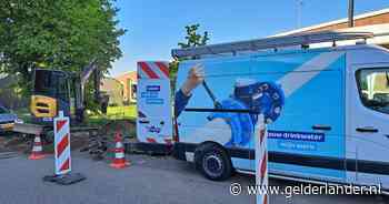 Tientallen huizen zonder water en padelbaan staat blank na leidingbreuk