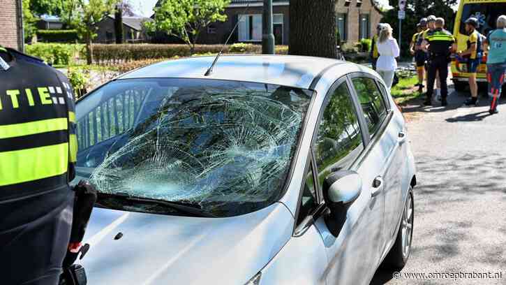Wielrenner wordt aangereden door auto en belandt op de voorruit