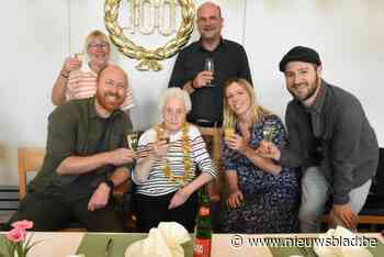 Andrea blaast honderd kaarsjes uit