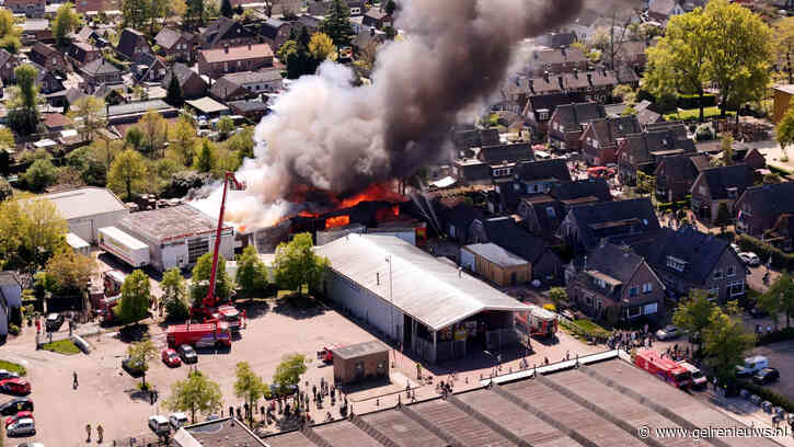 Grote brand in Apeldoorn, rookwolken vanaf Arnhem te zien