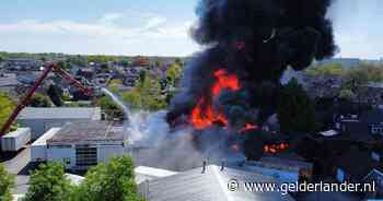 Grote brand in pand verhuisbedrijf Apeldoorn: metershoge vlammen slaan uit het dak