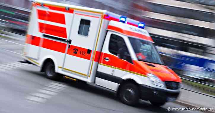 Mann bricht mit Bagger durch Decke – schwer verletzt