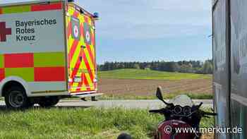 Greifvogel lenkt Biker ab