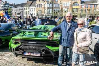 Veel volk op Grote Markt voor start rondrit voor exclusieve wagens: “Die Lamborghini zou ik wel nog graag in mijn garage hebben”