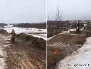 Schierati soldati in moto: la nuova tattica russa contro i droni di Kiev