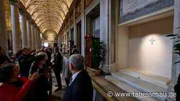 Viele Trauernde am Grab von Papst Franziskus