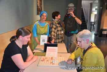 Moeder en dochter spelen soldatenspel in Archeocentrum