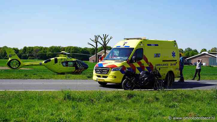 Motorrijder rijdt droge sloot in en raakt ernstig gewond