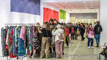 78 ‘swishers’ ruilen kleding in Hasselt: “Heel plezant, maar het blijft moeilijk om iets weg te doen”