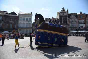Wijkpaardjes en reuzen voorgesteld tijdens Flat Pack Attack op Grote Markt, met knipoog naar Rosse Buurtenstoet
