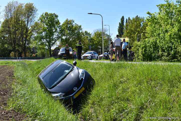 Vrouw raakt van de weg na bocht, komt in droogstaande sloot tot stilstand
