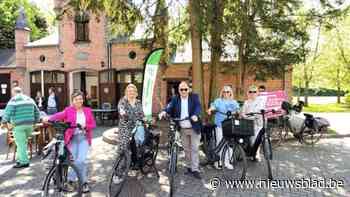 Fietsers verkennen wijken van Beerse tijdens fietstocht op Erfgoeddag